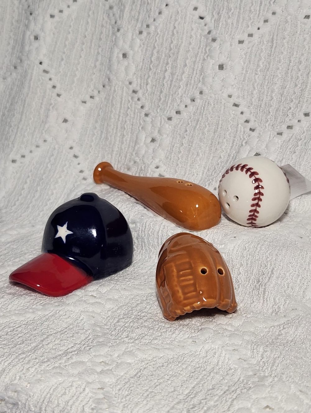 Salt And Pepper Shakers Baseball Bat, Hat, ball And Glove Ceramic Miniatures NWT - Picture 3 of 3